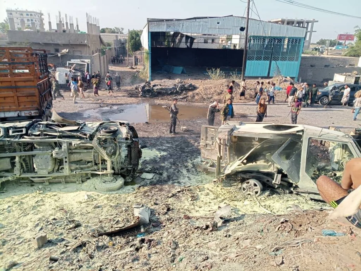 من آثار التفجير الذي استهدف موكب القائد العسكري حمدي شكري في عدن (إكس)