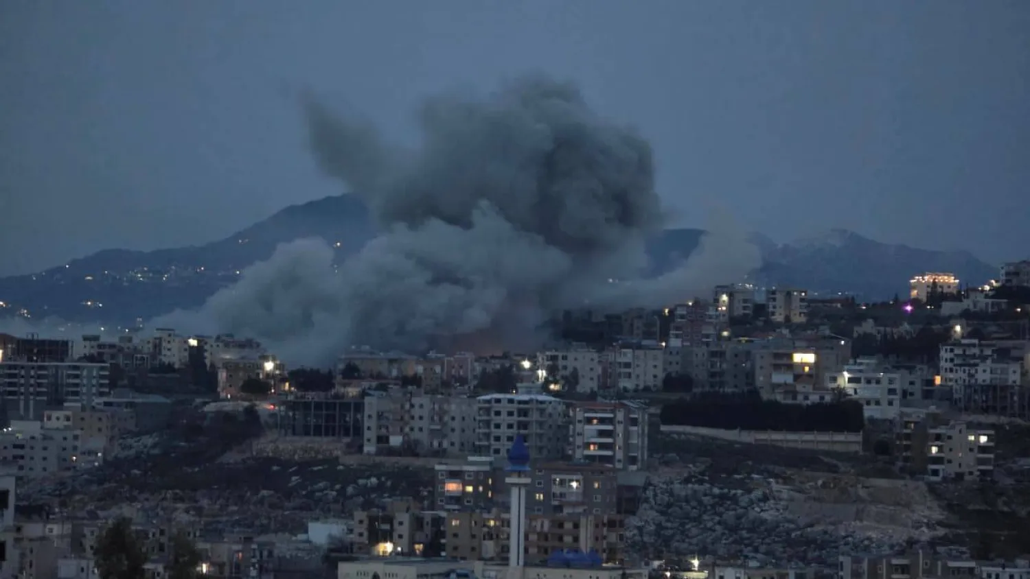 الدخان يتصاعد من موقع استهدفته غارة إسرائيلية في بلدة الكفور بجنوب لبنان بعد إنذار بإخلائه (متداول)