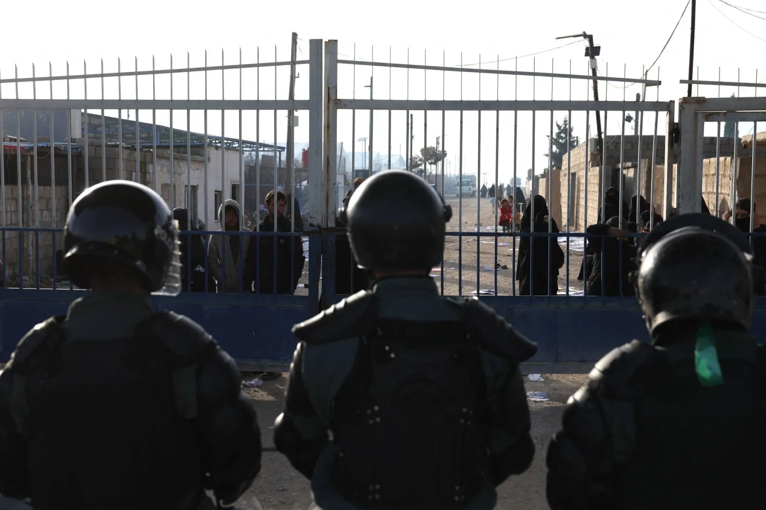 قوات الأمن الداخلي السورية تقف حراسة عند مدخل مخيم الهول في المنطقة الصحراوية بمحافظة الحسكة السورية (أ.ف.ب)