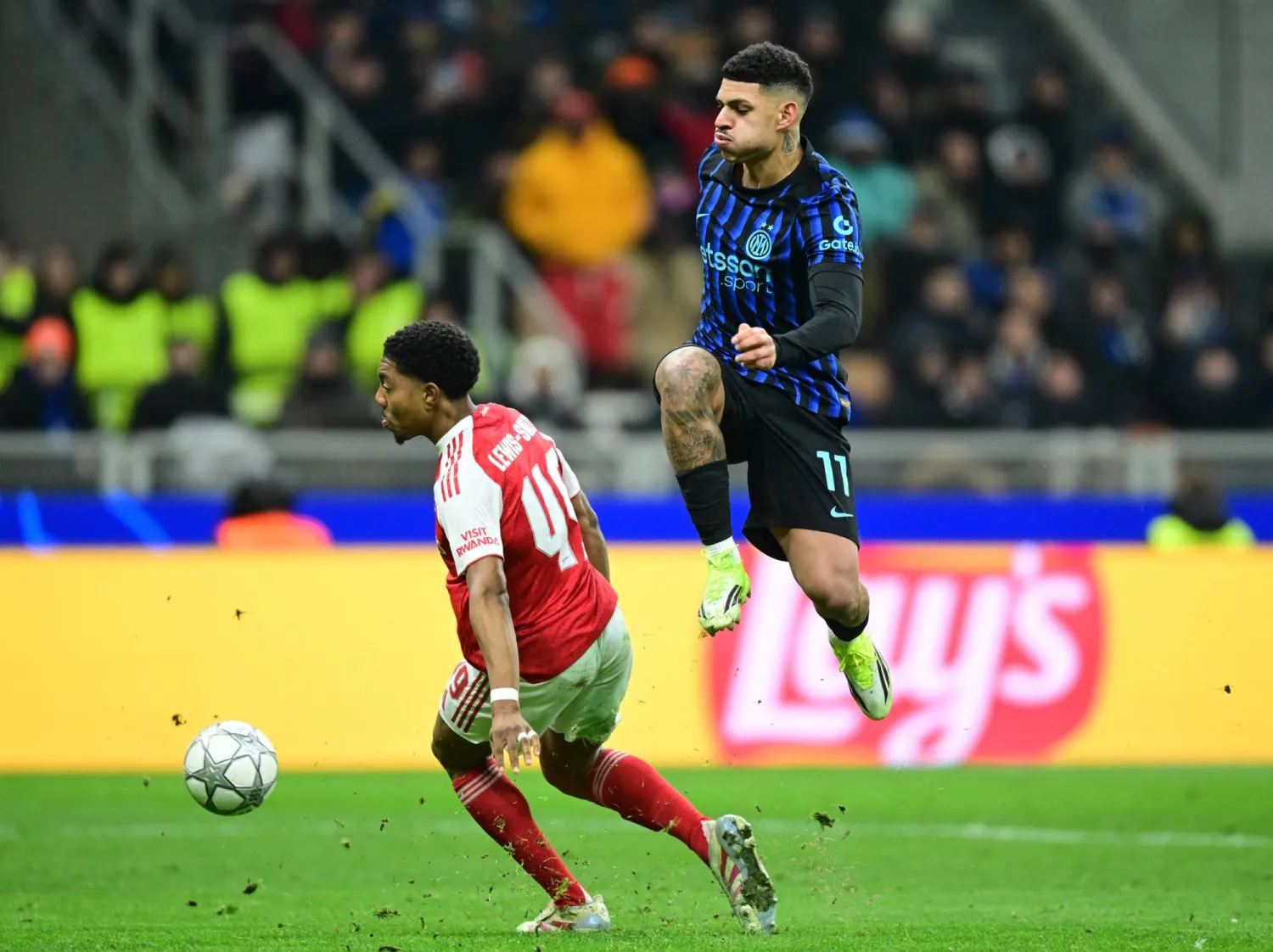 سكيلي في مواجهة هنريكي لاعب الإنتر خلال مواجهة الفريقين (رويترز) 