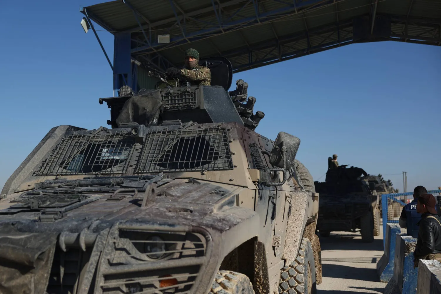 عربات مدرعة تابعة للجيش السوري تدخل إلى مخيم الهول في الحسكة (أ.ب)