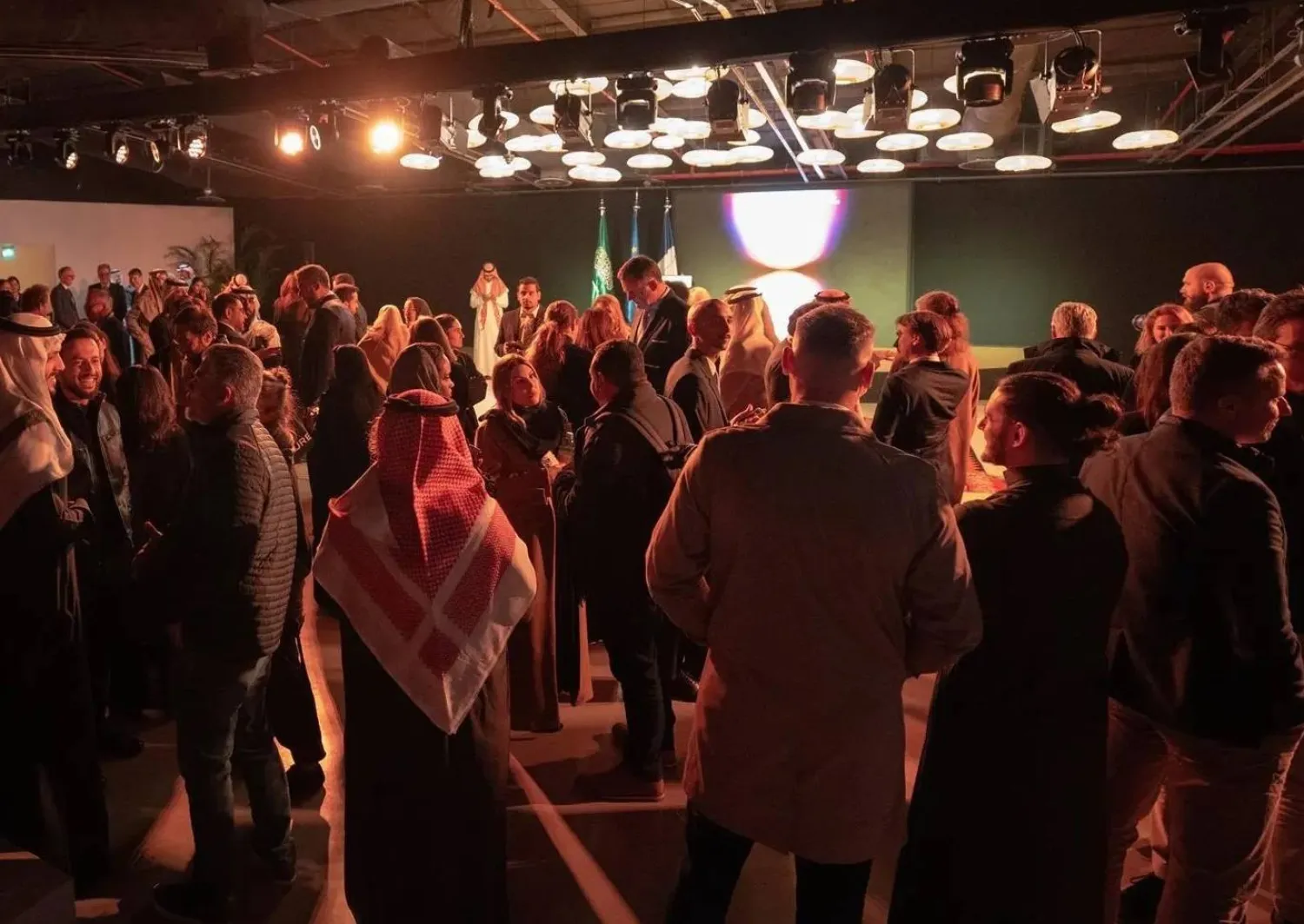 تتيح منصة «لا فابريك - المصنع» للجمهور فرصة التفاعل المباشر مع العملية الإبداعية (واس) 