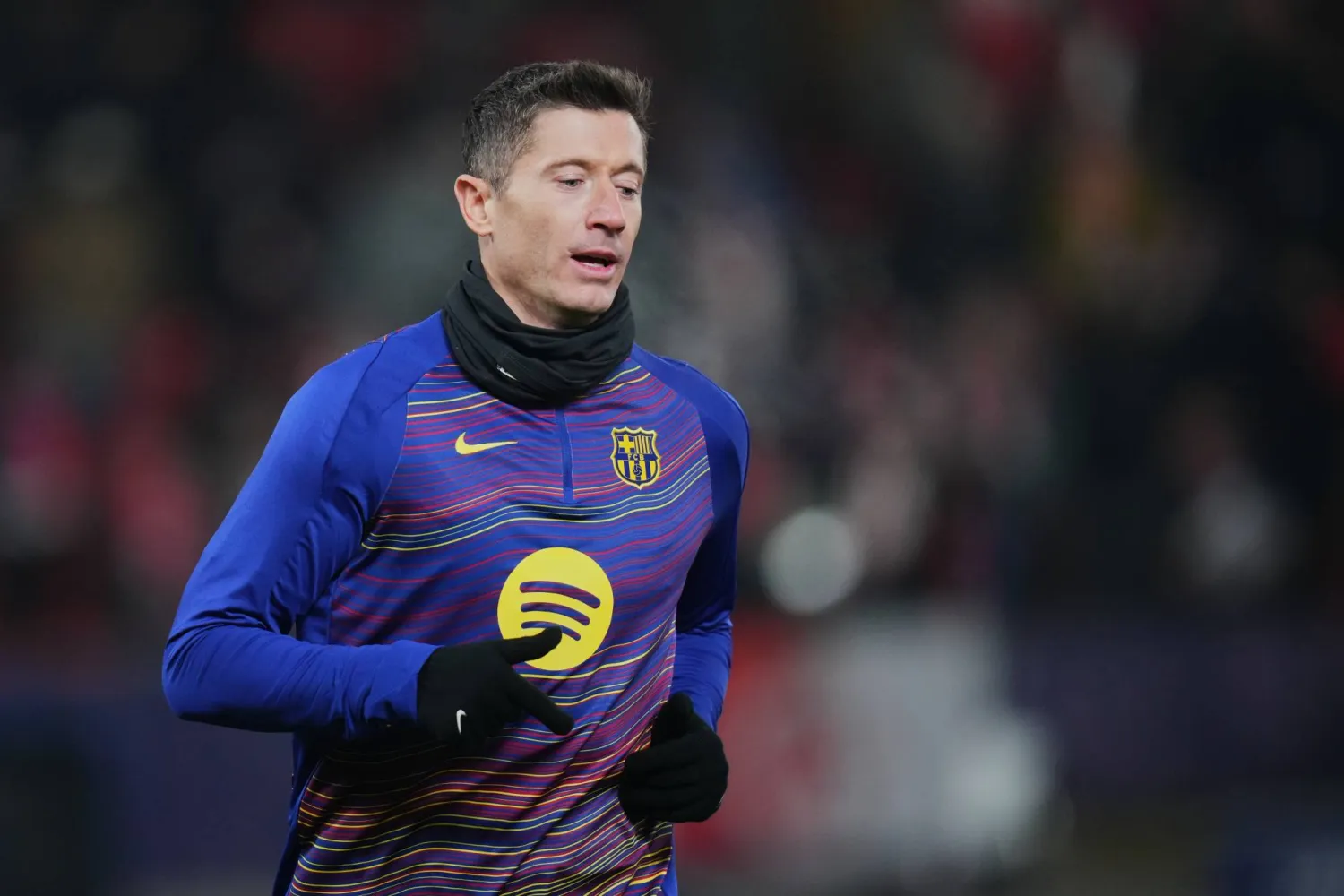 ليفاندوفسكي خلال عمليات الإحماء قبل مواجهة سلافيا براغ (أ.ب) 