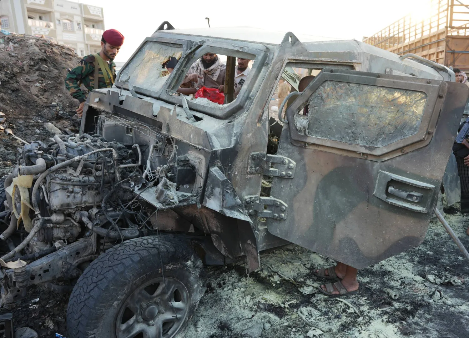 عناصر أمنية تتفقد موقع الهجوم بسيارة مفخخة بالقرب من عدن (إ.ب.أ)