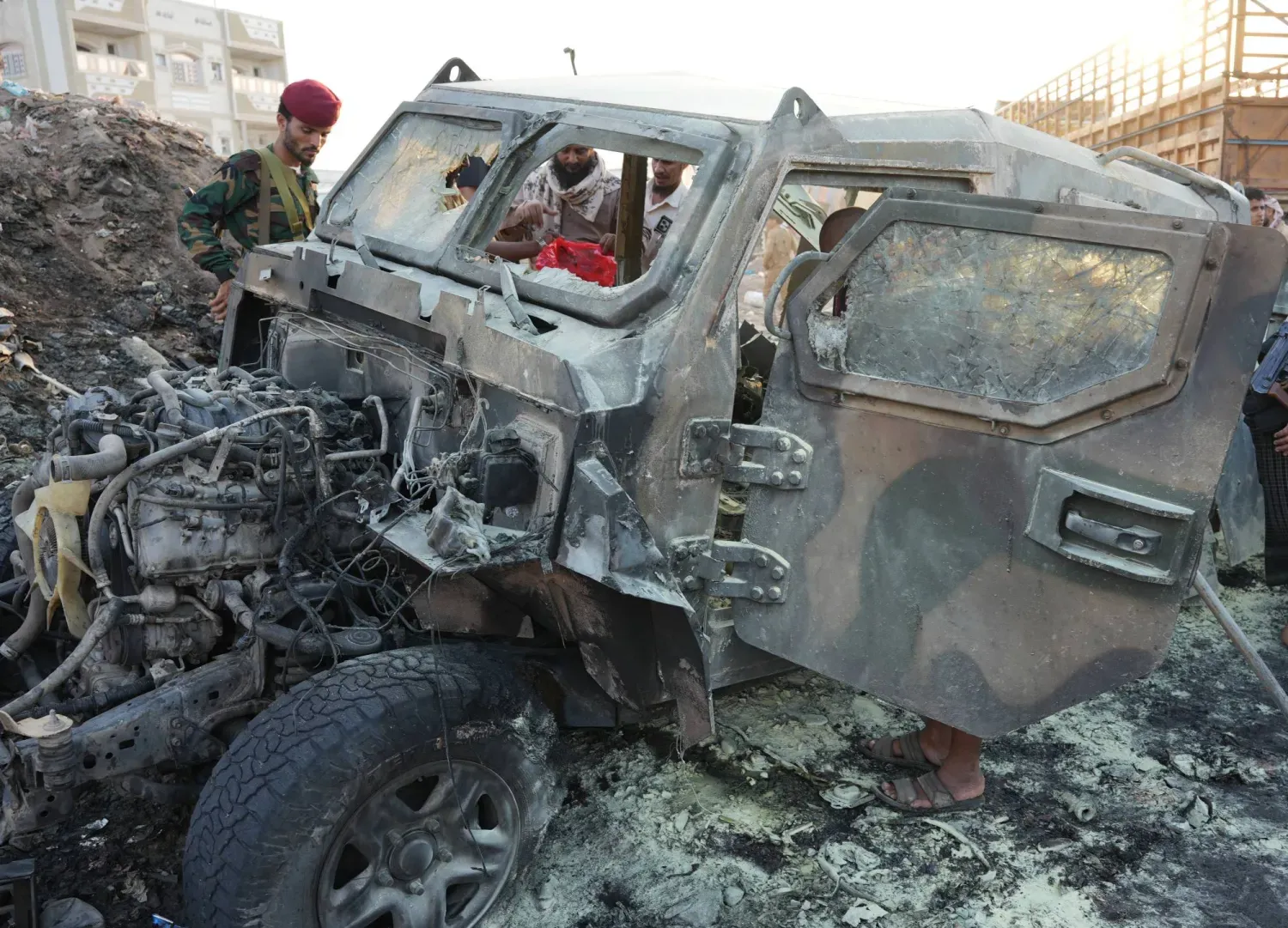 Aden yakınlarında meydana gelen aracına yönelik bomba saldırısının ardından güvenlik görevlileri olay yerini inceliyor (EPA)