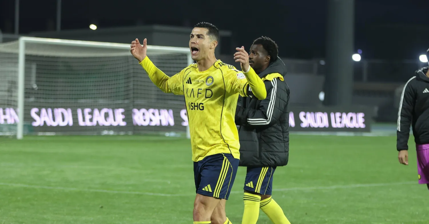 رونالدو يحتفل مع جماهير فريقه بعد الفوز على ضمك (تصوير: عدنان مهدلي)