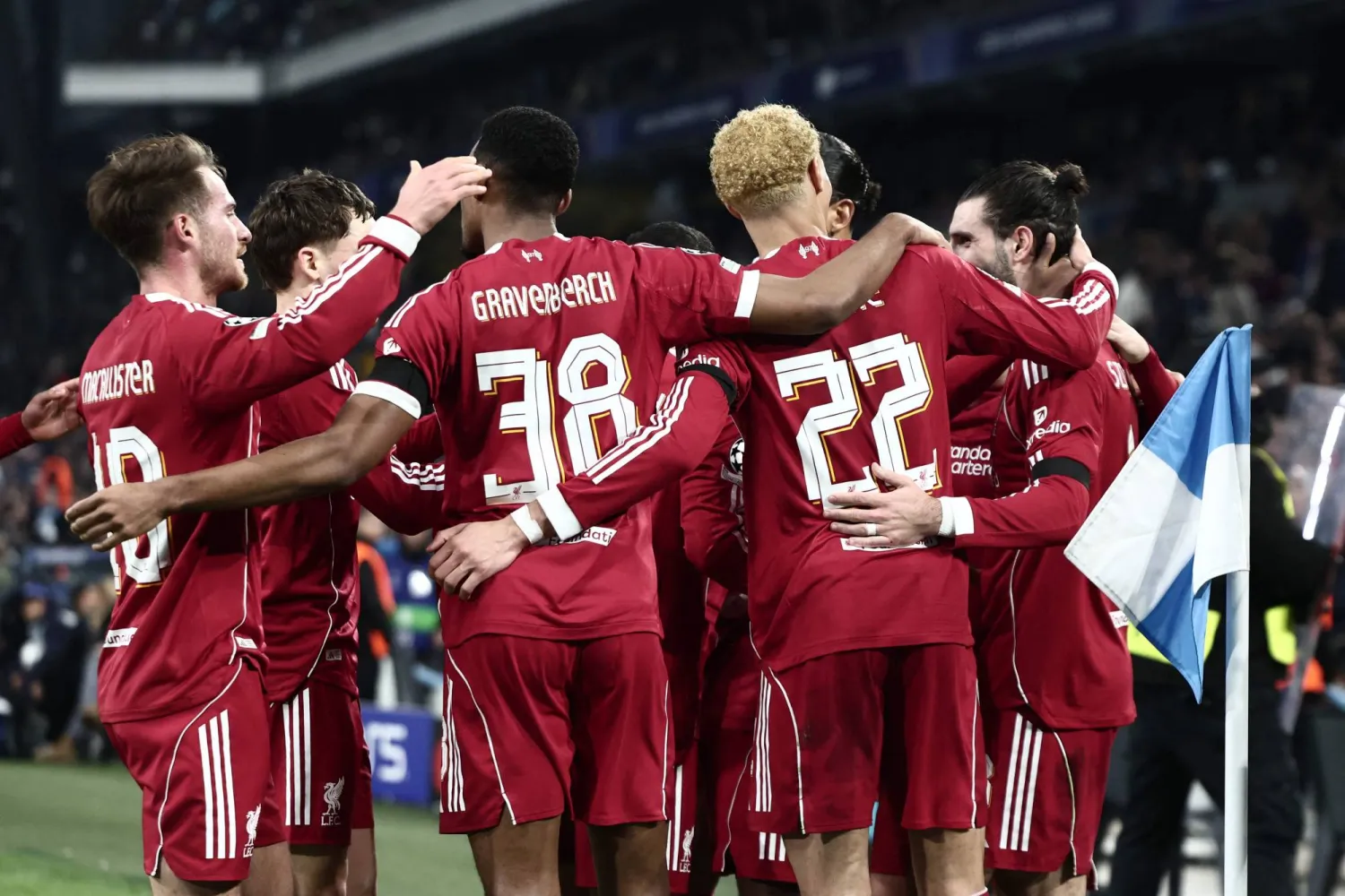 فرحة لاعبي ليفربول بالهدف الأول (أ.ف.ب)