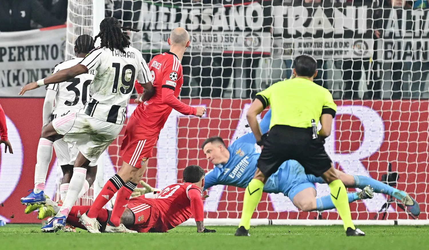 تورام لدى تسجيله الهدف في شباك بنفيكا (إ.ب.أ)