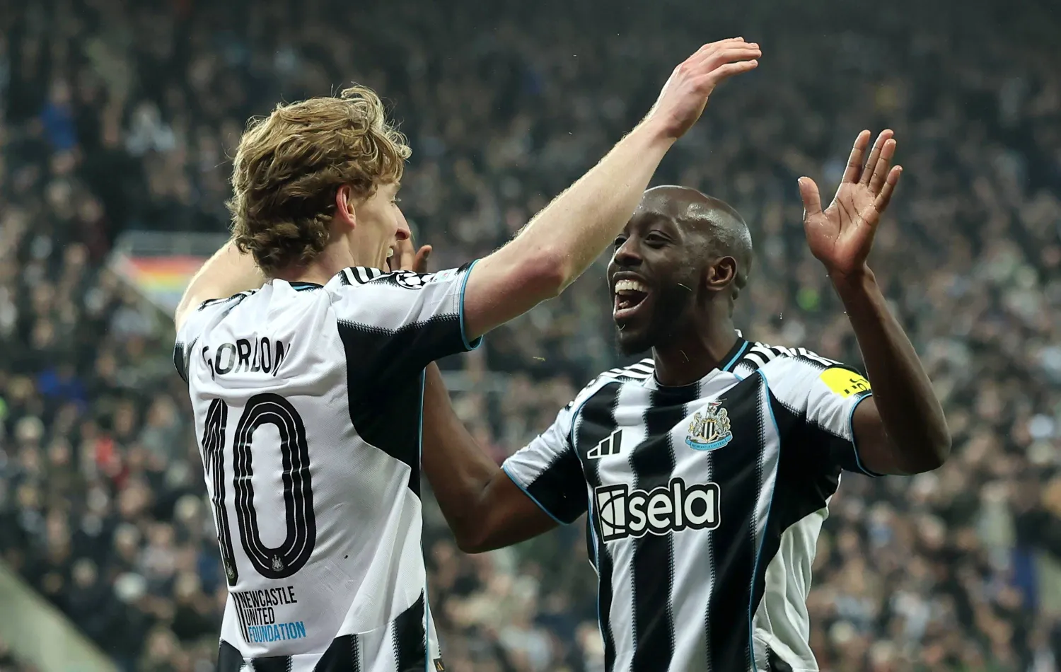 ويسي وغوردون تناوبا التسجيل لنيوكاسل (إ.ب.أ)