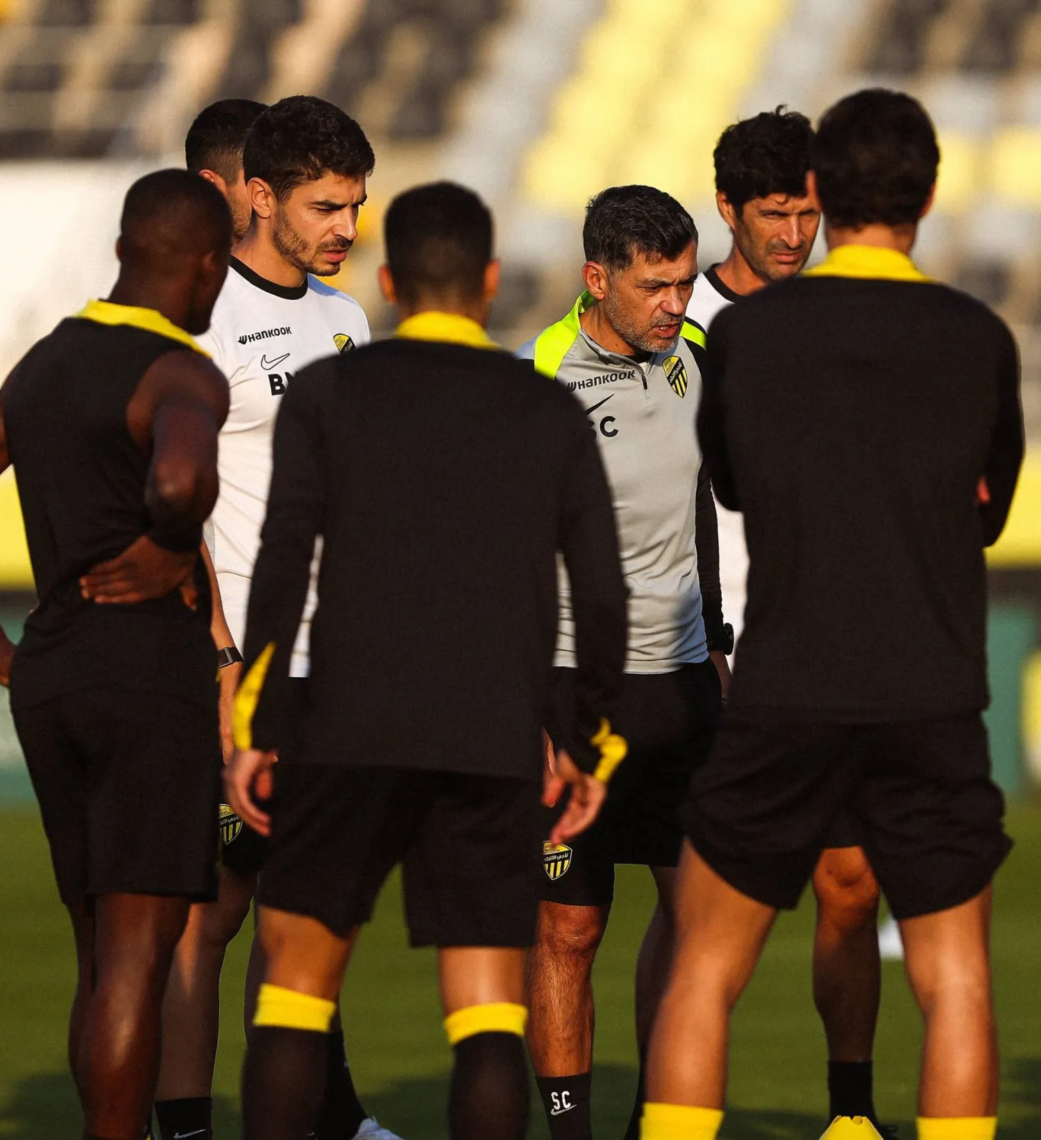 كونسيساو يوجه لاعبي الاتحاد خلال التدريبات الأخيره (موقع النادي)