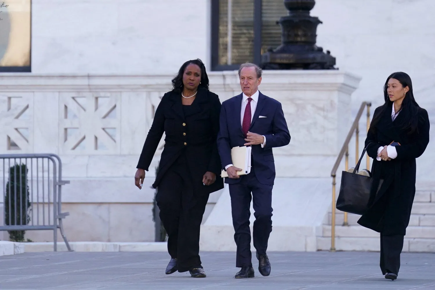 ليزا كوك لدى خروجها برفقة المحامي آبي لويل، من المحكمة العليا الأميركية (رويترز)