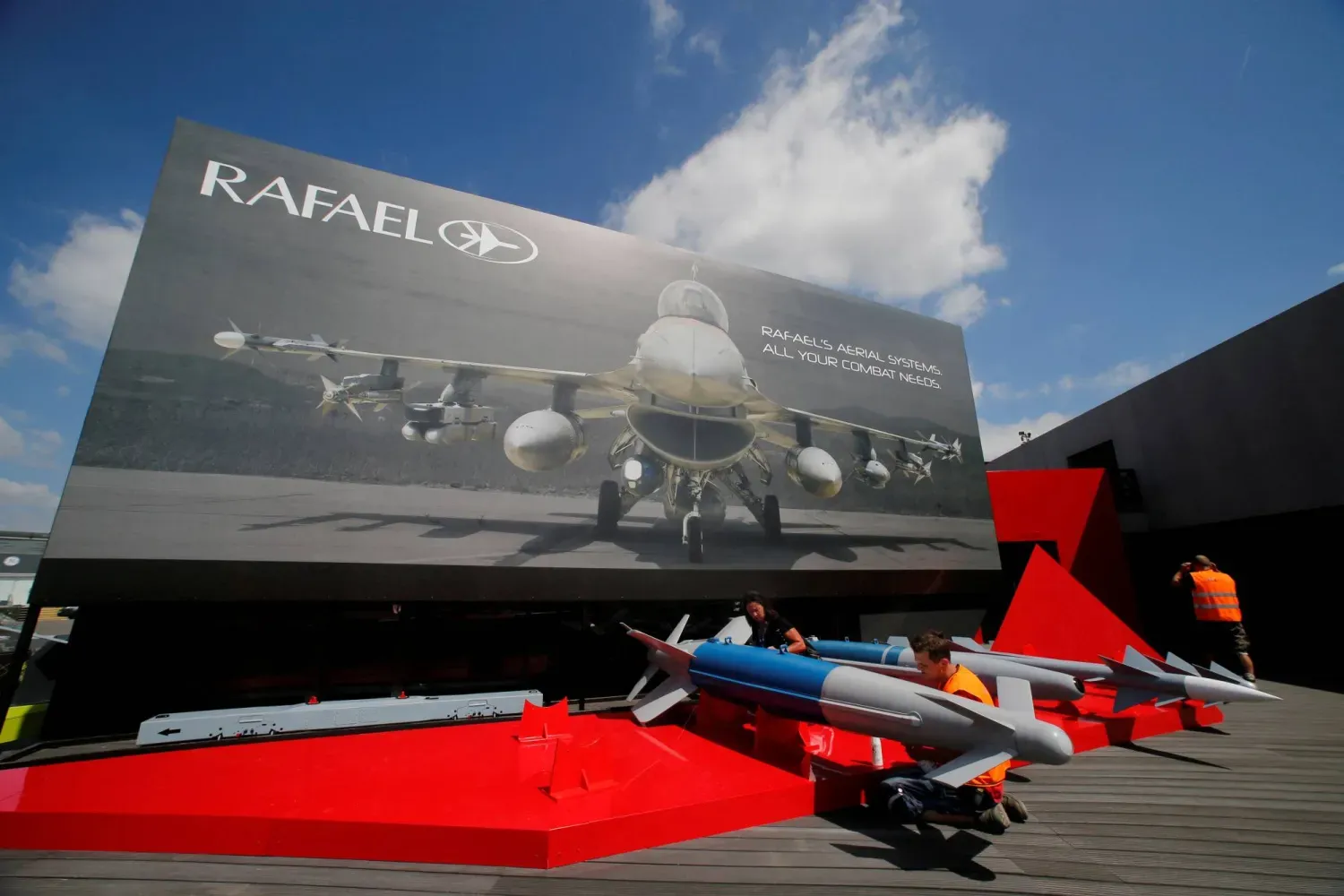  İşçiler, Rafael Advanced Defense Systems tarafından üretilen savaş uçaklarına silah monte ediyor (Reuters)