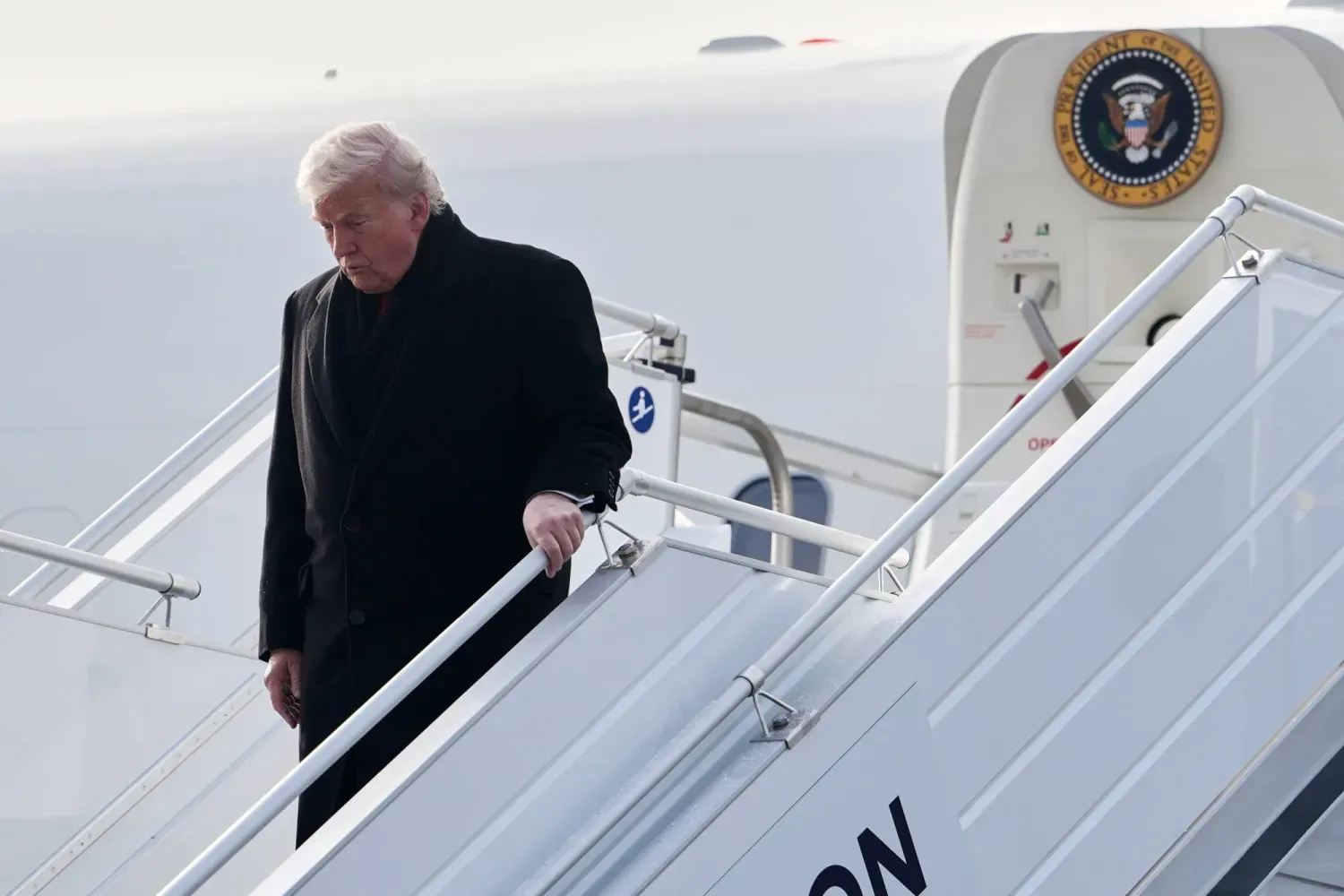 ABD Başkanı Donald Trump, Dünya Ekonomik Forumu'na katılmak üzere Zürih Uluslararası Havalimanı'na indikten sonra Air Force One uçağından inerken (AP)