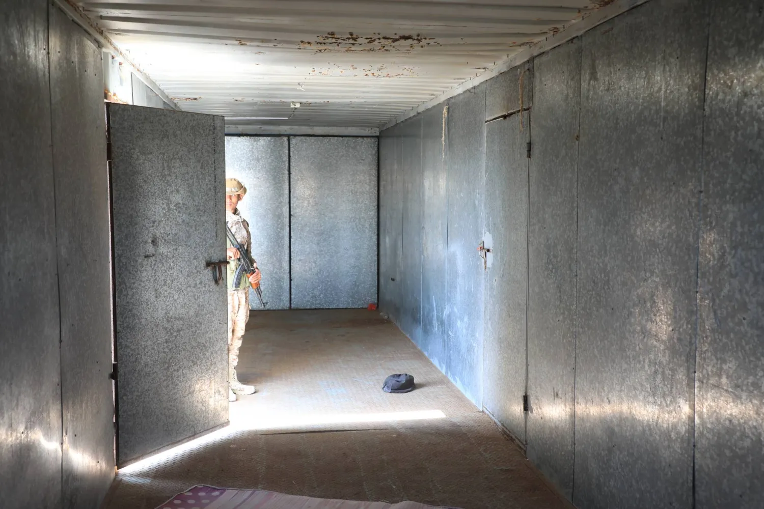 واحد من السجون غير الشرعية التي كانت تديرها القوات الإماراتية في حضرموت (الشرق الأوسط)