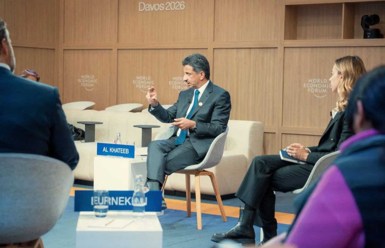 وزير السياحة متحدثاً للحضور في الجلسة الحوارية ضمن أعمال المنتدى الاقتصادي العالمي في دافوس السويسرية (الشرق الأوسط)