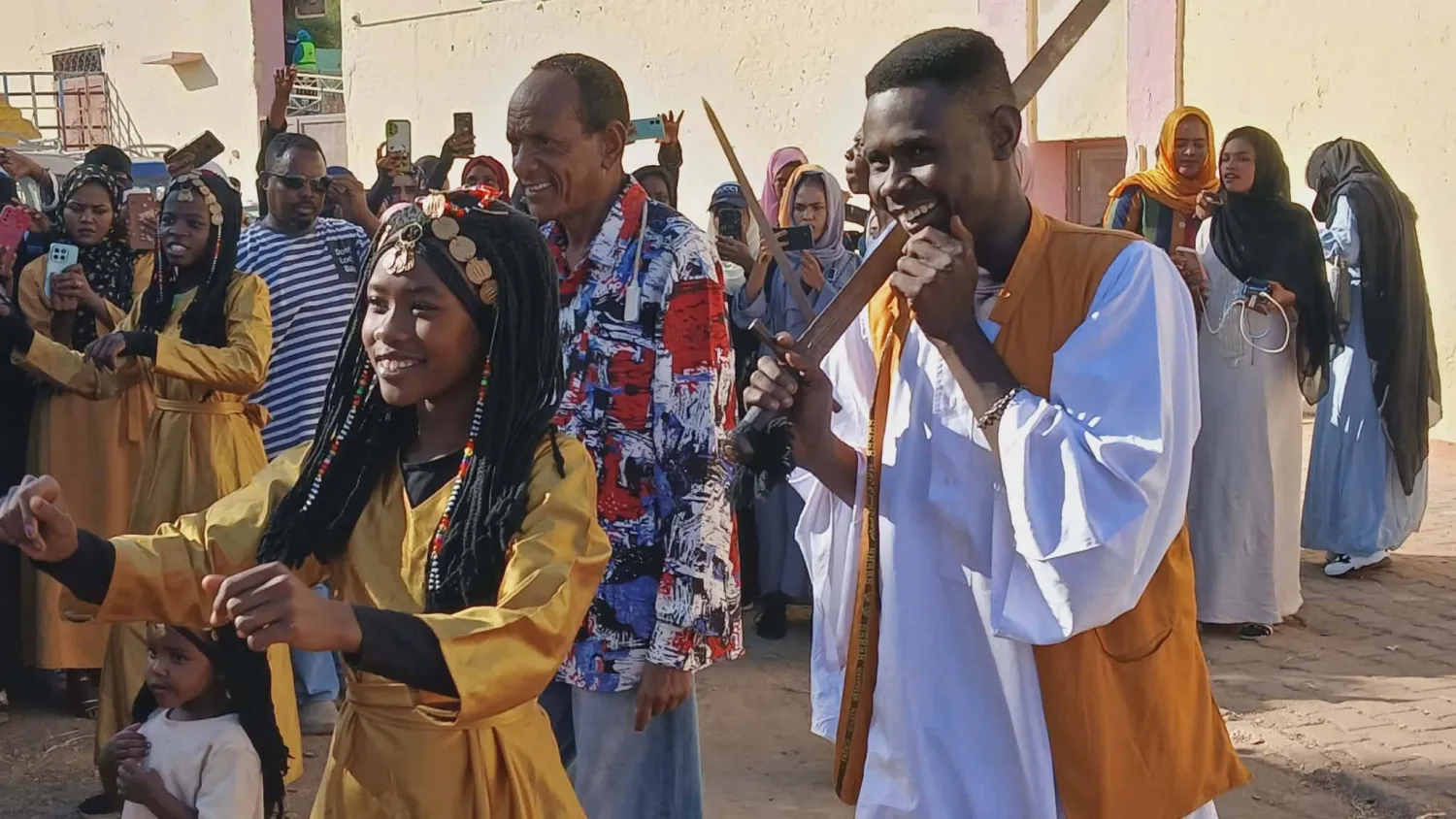 مشاهد احتفالية ورقصات شعبية فرحاً بإعادة افتتاح المسرح القومي (الشرق الأوسط)