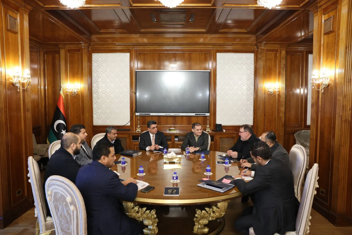 الدبيبة خلال اجتماع مع مسؤولين حكوميين ورقابيين بالعاصمة طرابلس 21 يناير (مكتب الدبيبة)