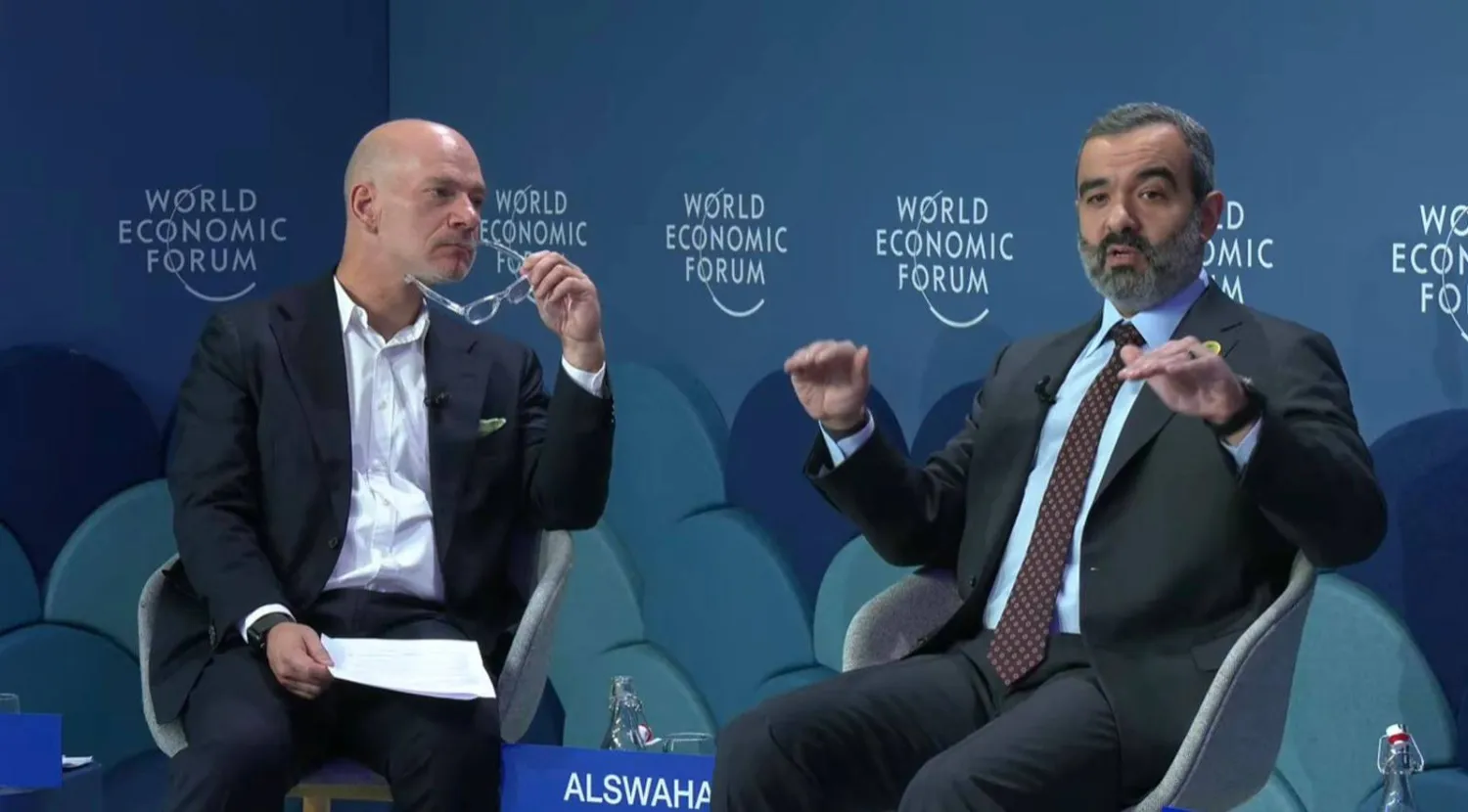 السواحة يتحدث خلال الجلسة الحوارية بـ«المنتدى الاقتصادي العالمي» في دافوس (الشرق الأوسط)