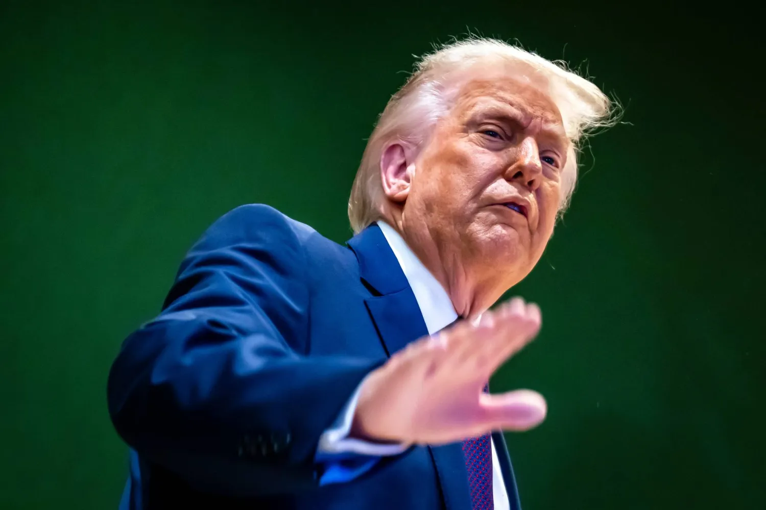 الرئيس الأميركي دونالد ترمب يشير بيده بعد حفل توقيع مبادرته «مجلس السلام» في الاجتماع السنوي للمنتدى الاقتصادي العالمي بدافوس... 22 يناير 2026 (أ.ب)