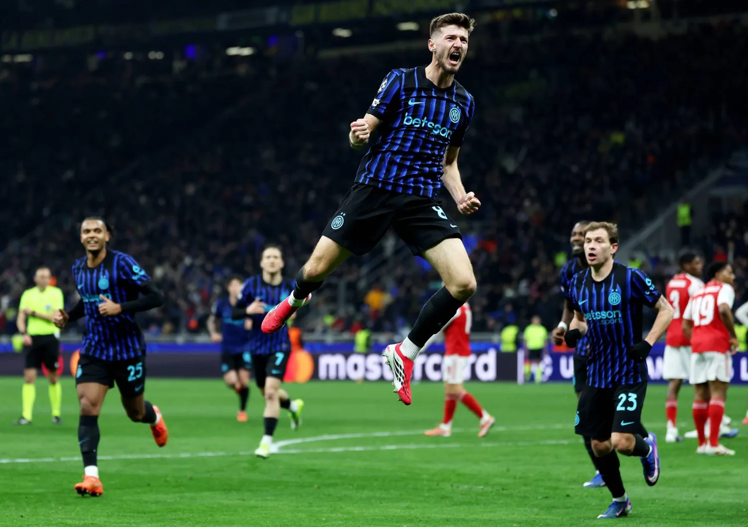 يدخل إنتر مواجهة بيزا الجمعة بطموح المحافظة على صدارته على أقل تقدير (د.ب.أ)