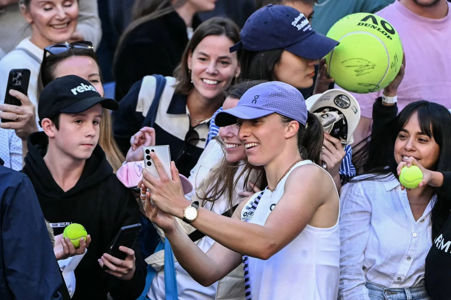 شفيونتيك تلتقط صورة سيلفي مع مشجعات ومشجعين (أ.ف.ب)