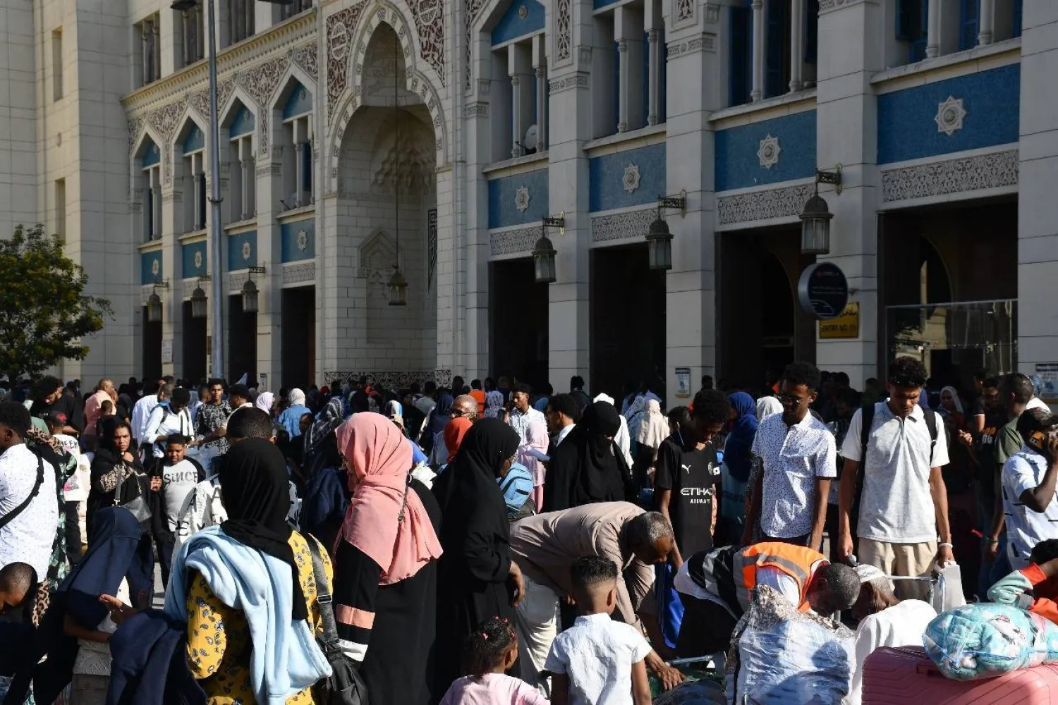 مئات السودانيين في محطة رمسيس بالقاهرة ضمن مبادرة العودة الطوعية للسودان (وزارة النقل المصرية)