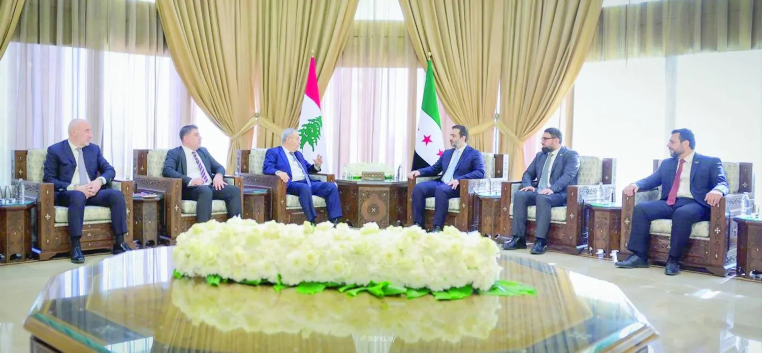 وزير الخارجية السوري أسعد الشيباني مستقبلاً نائب رئيس مجلس الوزراء اللبناني طارق متري خلال إحدى زياراته لدمشق بحضور وزير العدل مظهر الويس (سانا)