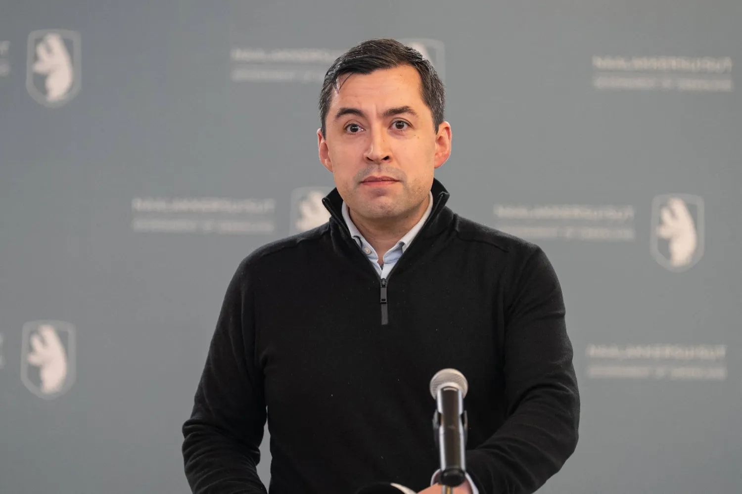 نائب رئيس وزراء غرينلاند ميوتي إيغيدي خلال مؤتمر صحافي في مدينة نوك بغرينلاند 14 يناير 2026 (أ.ف.ب)