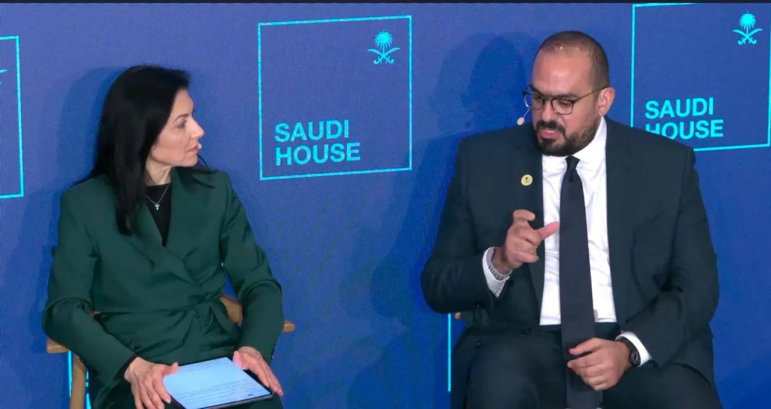 وزير الاقتصاد خلال الجلسة الحوارية التي يستضيفها جناح «البيت السعودي» في دافوس (الشرق الأوسط)