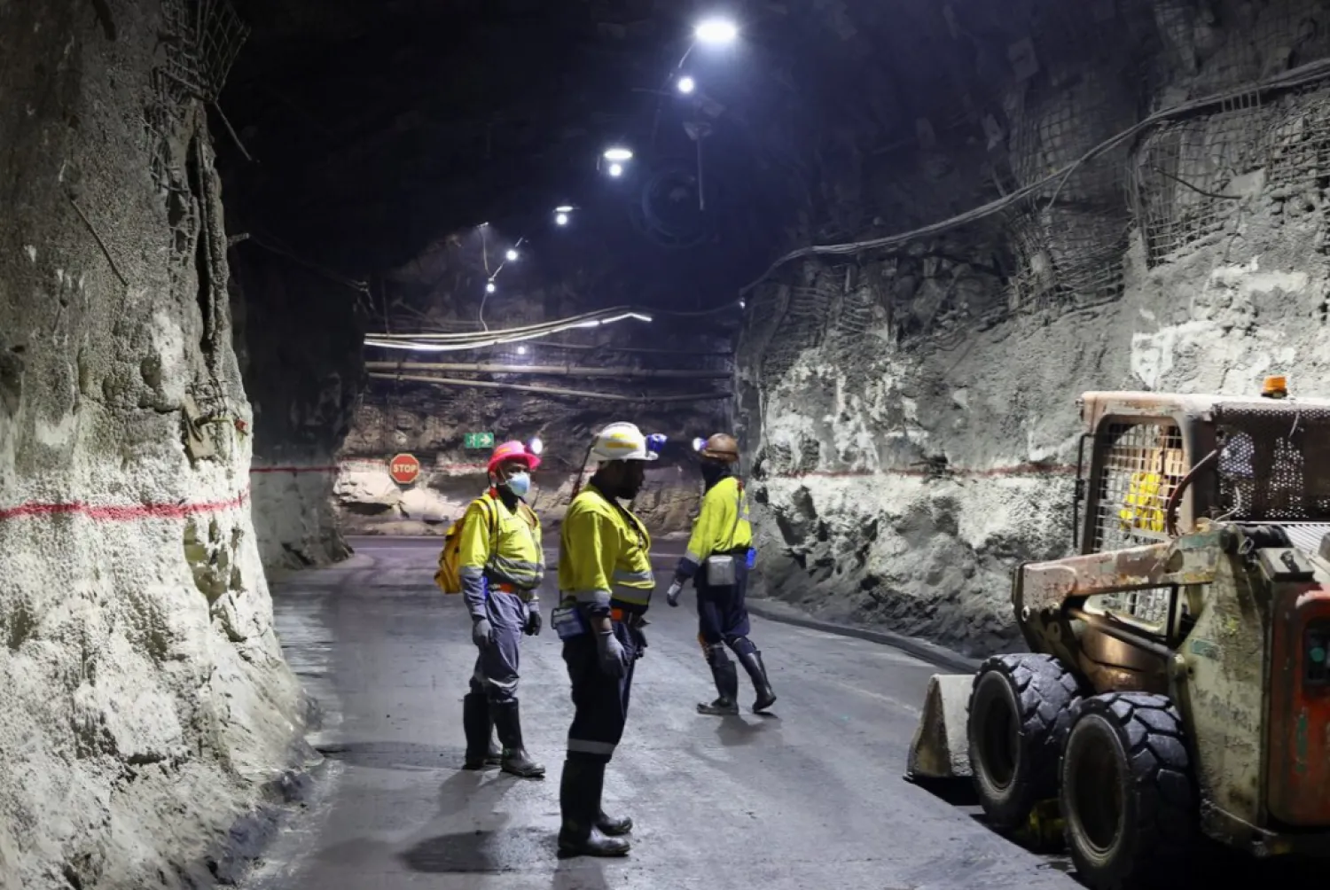 Mine workers stand underground at Gold Fields' South Deep mine, south-west of Johannesburg, South Africa October 12, 2022. REUTERS/Siphiwe Sibeko/File Photo 