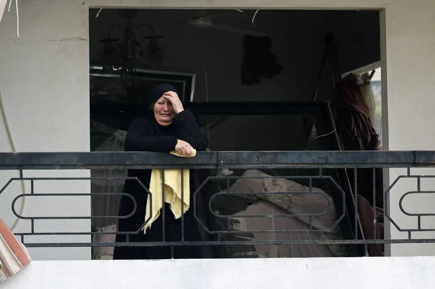 لبنانية متأثرة من الدمار الذي خلفته الغارات الإسرائيلية على بلدة قناريت الجنوبية الأربعاء (إ.ب.أ)