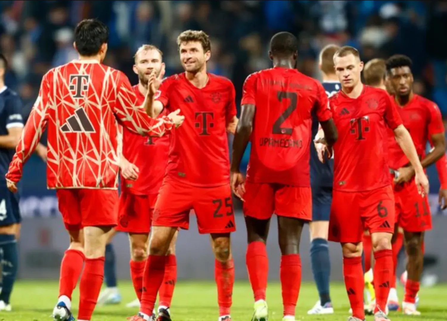Soccer Football - Bundesliga - VfL Bochum v Bayern Munich - Vonovia Ruhrstadion, Bochum, Germany - October 27, 2024 Bayern Munich's Thomas Mueller celebrates with teammates after the match REUTERS/Leon Kuegeler
