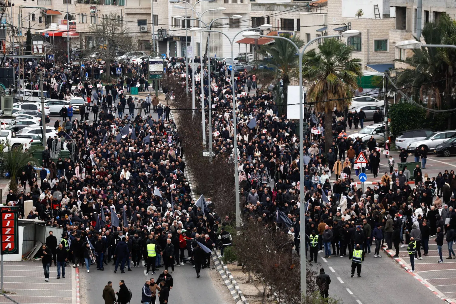 مواطنون عرب يتظاهرون في سخنين شمال إسرائيل يوم الخميس احتجاجاً على انتشار الجريمة بالبلدات العربية (رويترز)