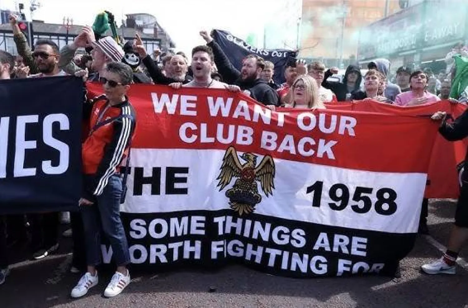 تواجه العائلة الأميركية غضباً جماهيرياً منذ استحواذها على حصة أغلبية في «أولد ترافورد» (من فيديو متداول على يوتيوب)