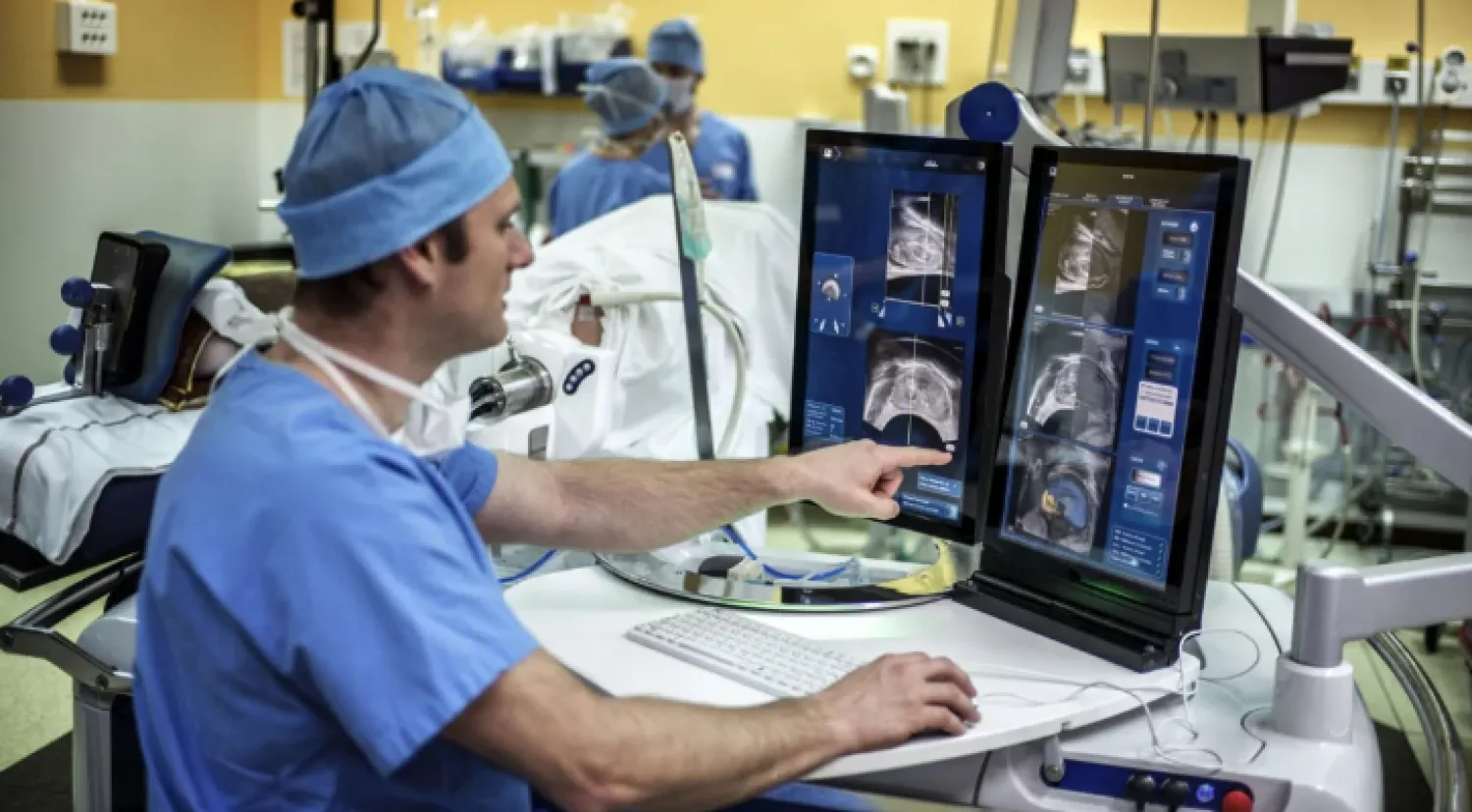 طبيب يفحص حالة (أ.ف.ب)