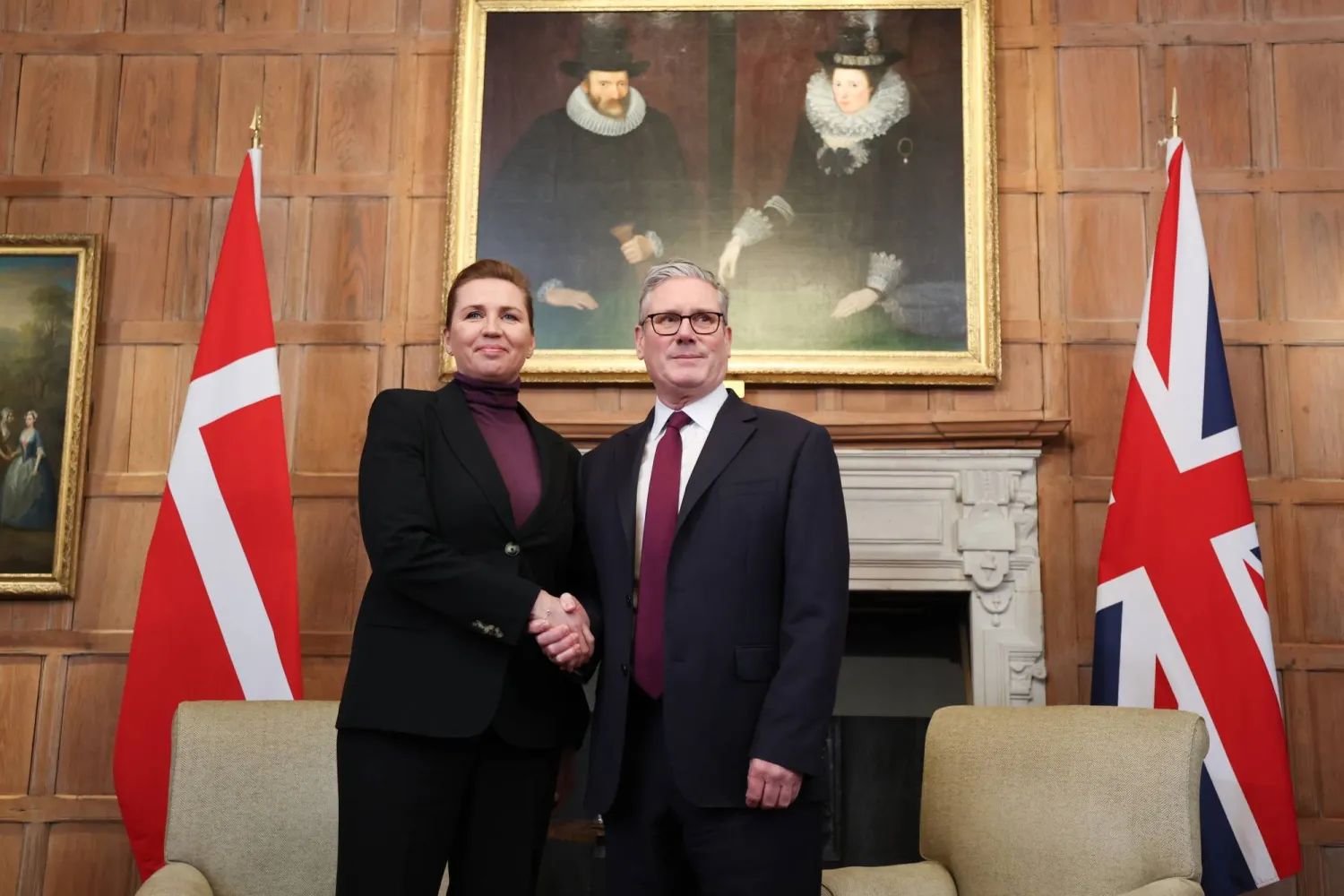 رئيس الوزراء البريطاني كير ستارمر ورئيسة الوزراء الدنماركية مته فريدريكسن يتصافحان خلال اجتماع ثنائي في تشيكرز المقر الريفي الرسمي لرئيس وزراء المملكة المتحدة في باكينغهامشير 22 يناير 2026 (إ.ب.أ)