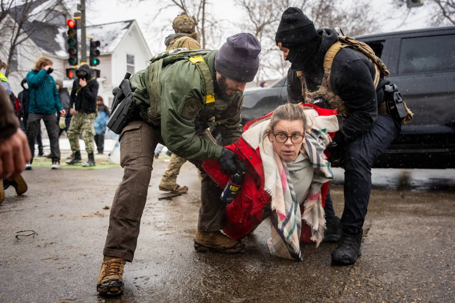 عميلان فدراليان خلال عملية توقيف في مينيابوليس (أ.ب)