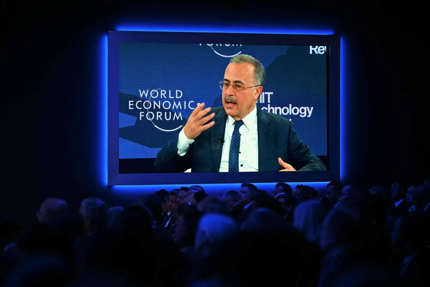 الناصر يتحدث في إحدى جلسات المنتدى الاقتصادي العالمي في دافوس (أ.ف.ب) 