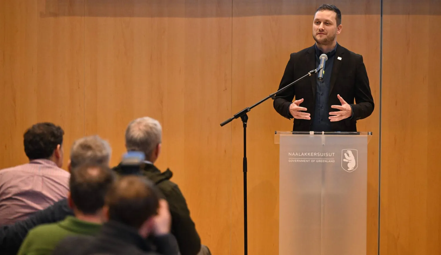 ينس فريدريك نيلسن رئيس وزراء غرينلاند خلال مؤتمر صحافي في عاصمة الجزيرة نوك (أ.ف.ب)