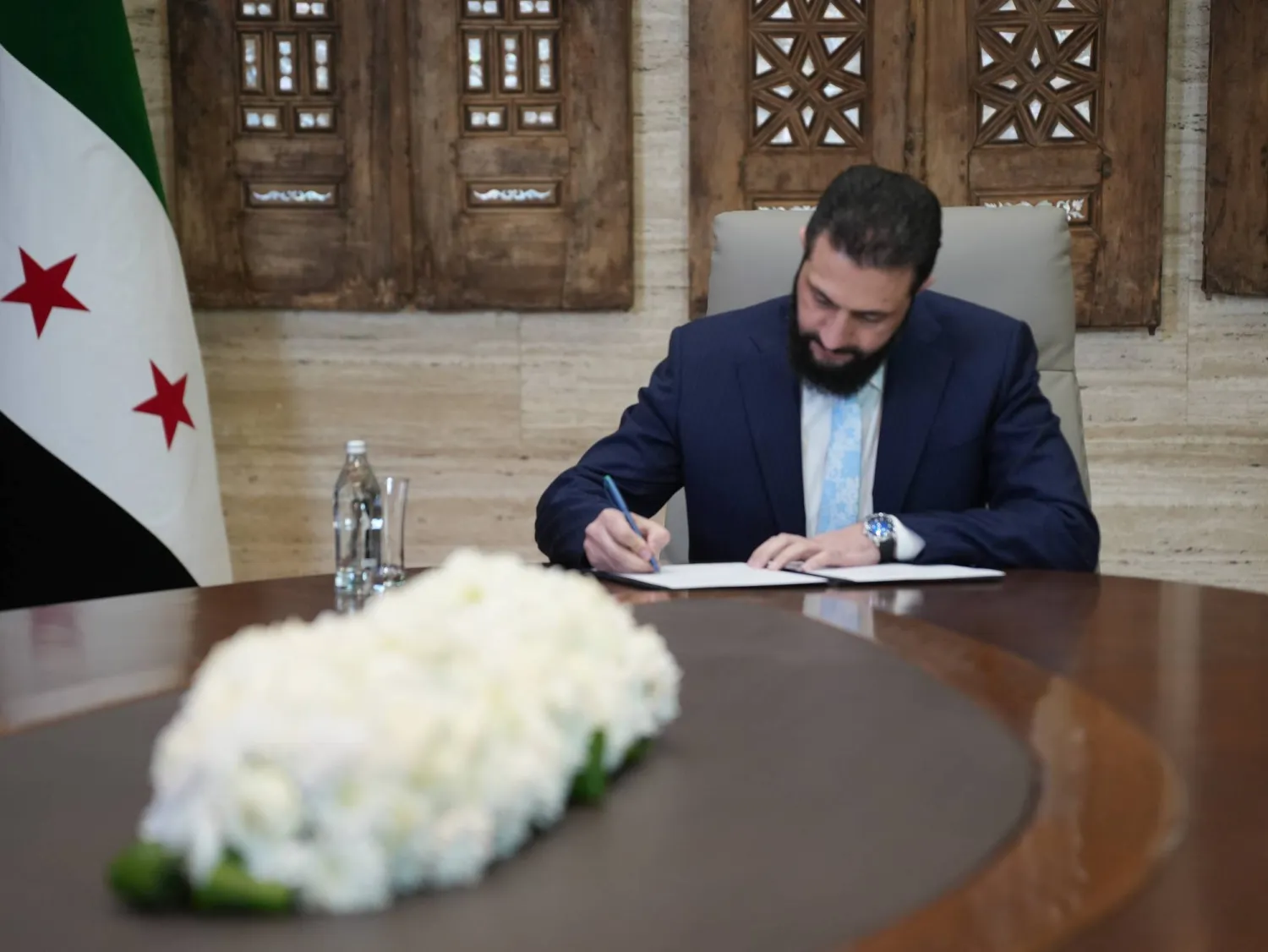 الشرع خلال توقيع اتفاق وقف إطلاق النار مع «قسد» مساء الأحد (إ.ب.أ)