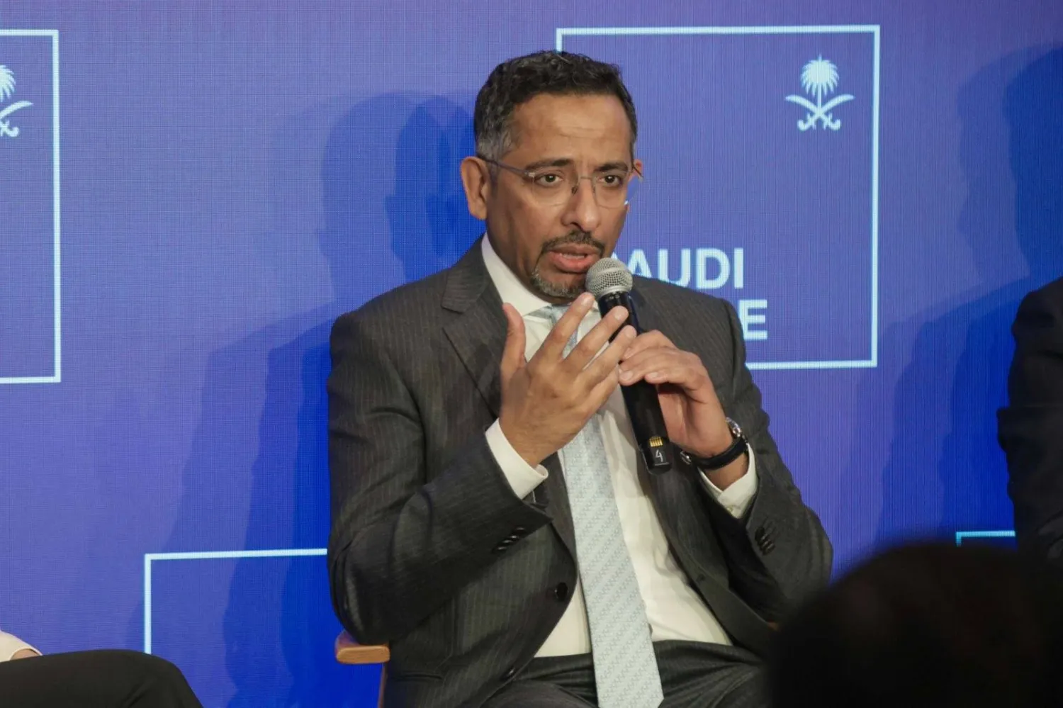 الخريّف يتحدث في إحدى الجلسات التي استضافها «البيت السعودي» على هامش اجتماعات دافوس (الشرق الأوسط) 