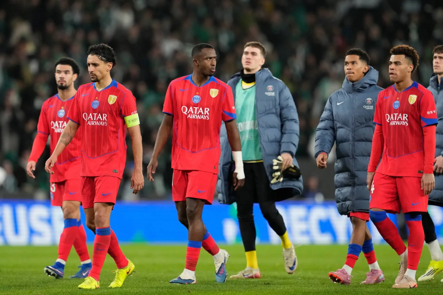 لاعبو سان جيرمان وأحزان الهزيمة أمام سبورتنغ لشبونة في دوري ابطال أوروبا (أ.ب)