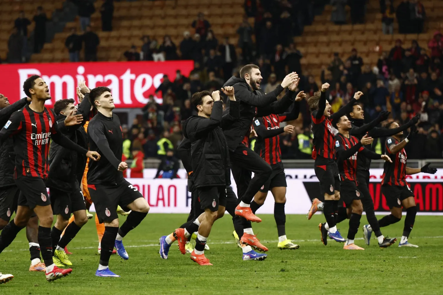 ميلان يسعى لتخطي روما ومواصلة ملاحقة إنتر المتصدر (رويترز)