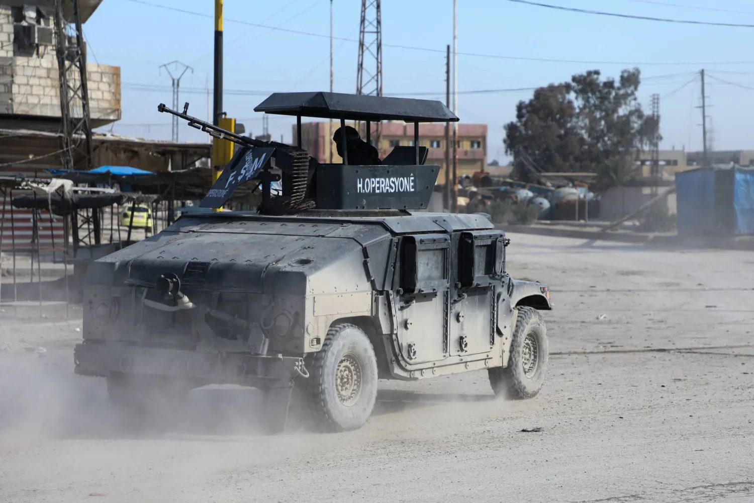 عربة عسكرية لـ«قوات سوريا الديمقراطية» في الحسكة الأربعاء (رويترز)