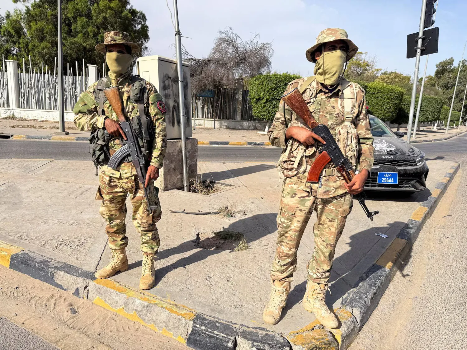 عنصران من الجيش الليبي في العاصمة طرابلس (رويترز - أرشيفية)