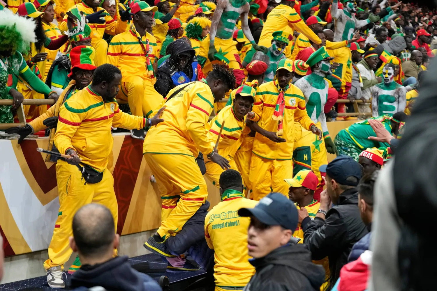 الجماهير السنغالية أثارت شغباً كبيراً في النهائي الأفريقي (أ.ب)