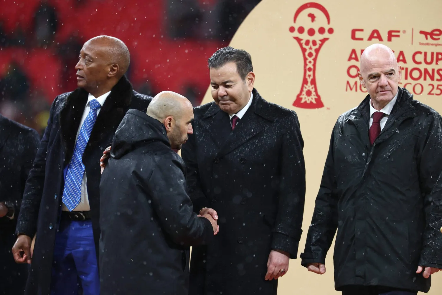 الأمير مولاي رشيد شقيق العاهل المغربي يواسي الركراكي خلال مراسم التتويج بعد المباراة النهائية (أ.ف.ب)