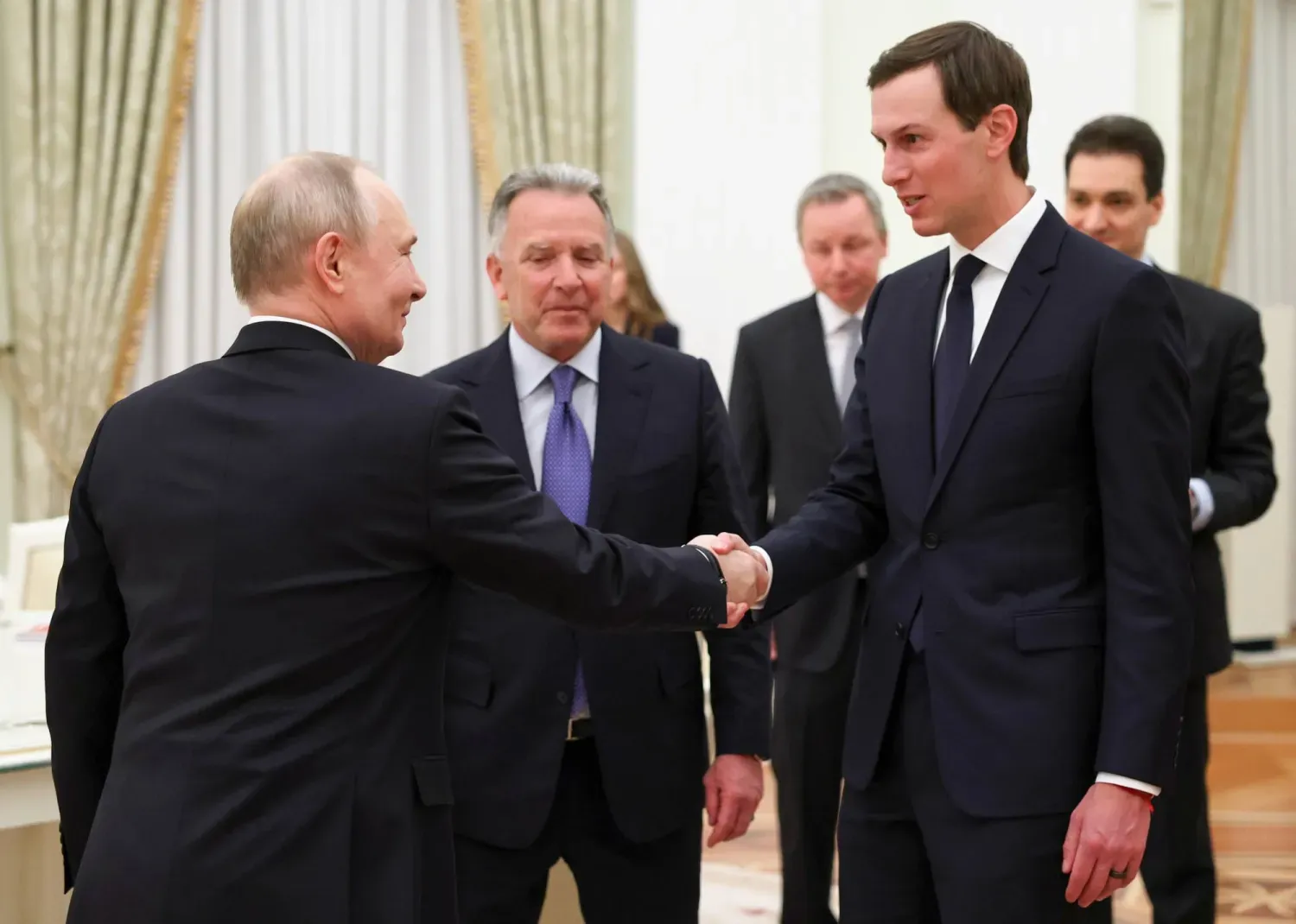 Rusya Devlet Başkanı Vladimir Putin, ABD elçileriyle yaptığı görüşme sırasında Jared Kushner ile tokalaşıyor (AP)