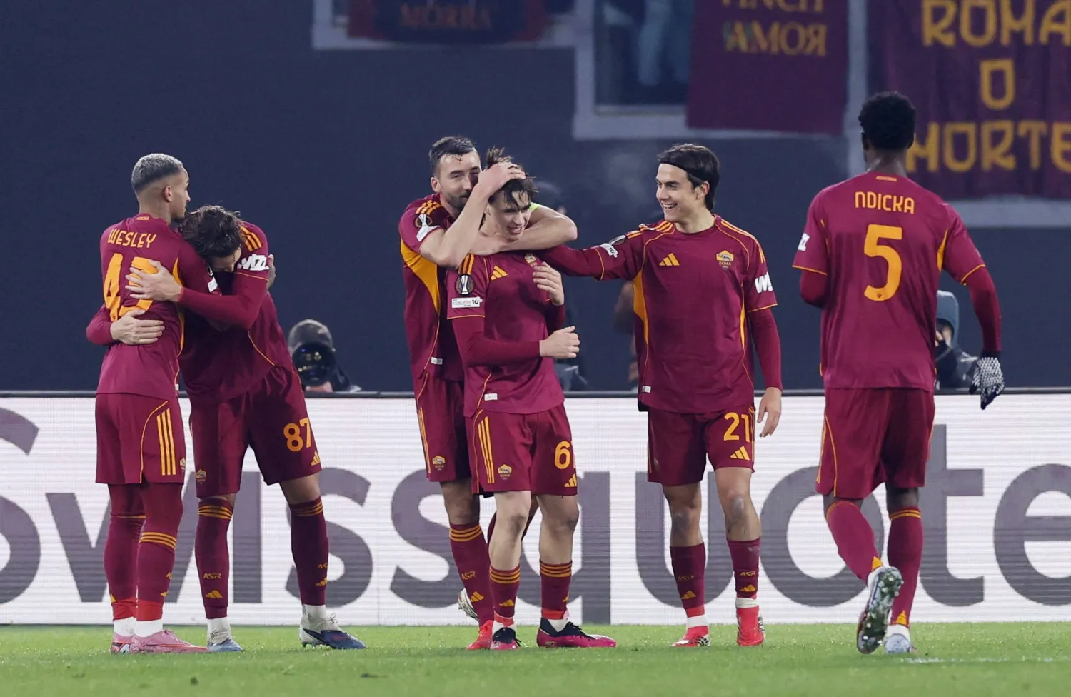 لاعبو روما يحتفلون بالهدف الثاني أمام شتوتغارت (أ.ف.ب)