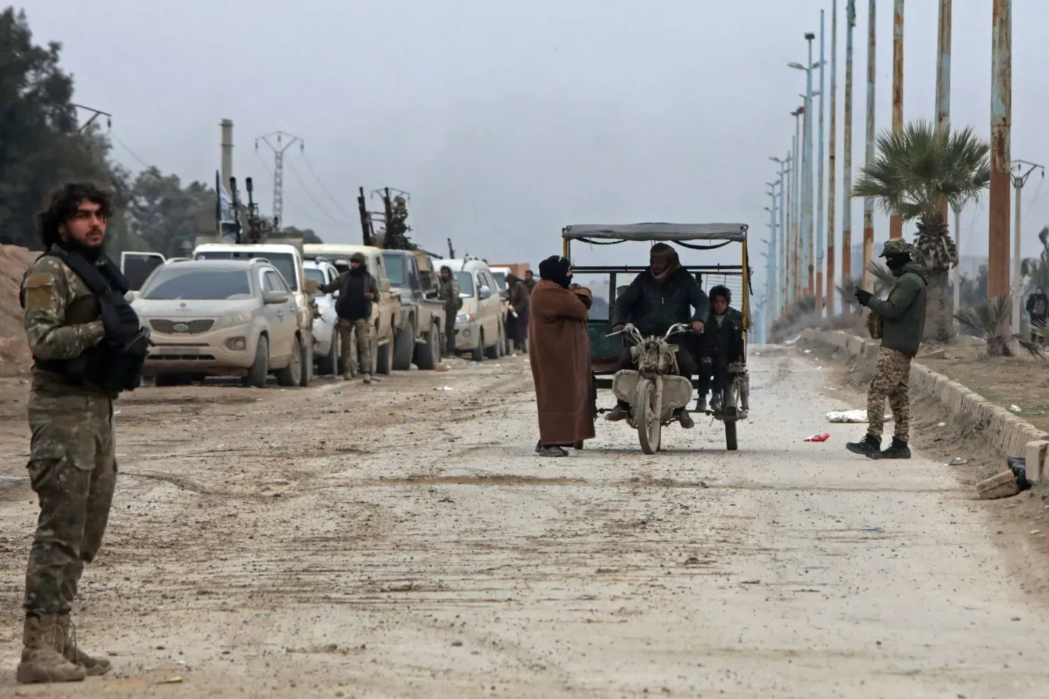 Suriye güçleri, Suriye'nin kuzeydoğusundaki Rakka şehrinin dışında bulunan el-Aktan hapishanesinin yakınındaki bir bölgeyi koruyor (AFP)
